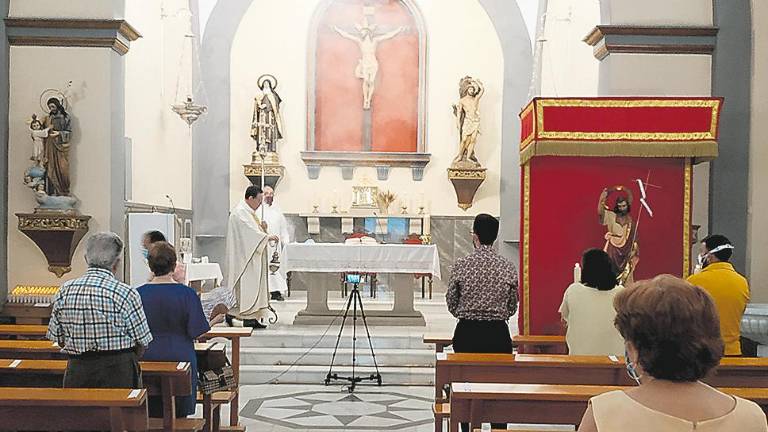 Los fieles de Lahiguera acuden al templo de abajo para celebrar a su copatrón