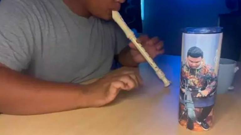 Un hombre utiliza bolígrafos..., ¡para hacer música! Un hombre utiliza bolígrafos..., ¡para hacer música!