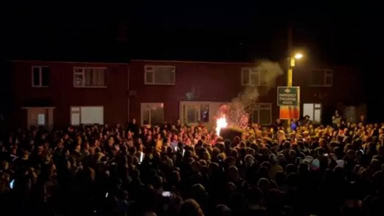 Ocurre en Ottery St Mary: Barriles de alquitrán ardiendo Ocurre en Ottery St Mary: Barriles de alquitrán ardiendo