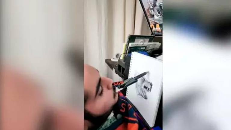 Un pintor con discapacidad hace increíbles cuadros: Solo utiliza la boca para pintar Un pintor con discapacidad hace increíbles cuadros: Solo utiliza la boca para pintar