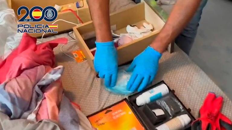 Un incendio por calentar acetona en un microondas destapa un laboratorio de cocaína y metanfetamina en Torrejón de Ardoz Un incendio por calentar acetona en un microondas destapa un laboratorio de cocaína y metanfetamina en Torrejón de Ardoz