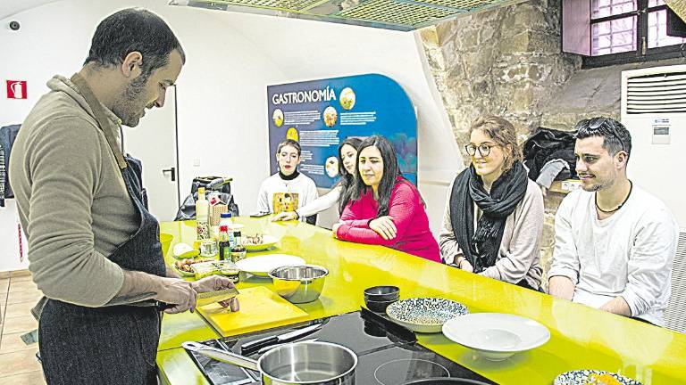 Taller de cocina para iniciar a los más jóvenes Taller de cocina para iniciar a los más jóvenes