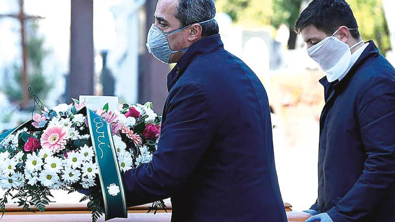 Los velatorios, con 25 personas como máximo Los velatorios, con 25 personas como máximo