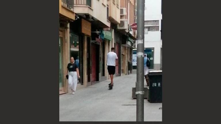 Dos jóvenes atropellan a una menor con un patinete eléctrico en la Calle San Clemente Dos jóvenes atropellan a una menor con un patinete eléctrico en la Calle San Clemente
