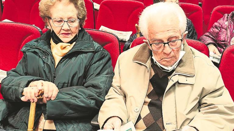 Ochentañeras con su periódico Ochentañeras con su periódico