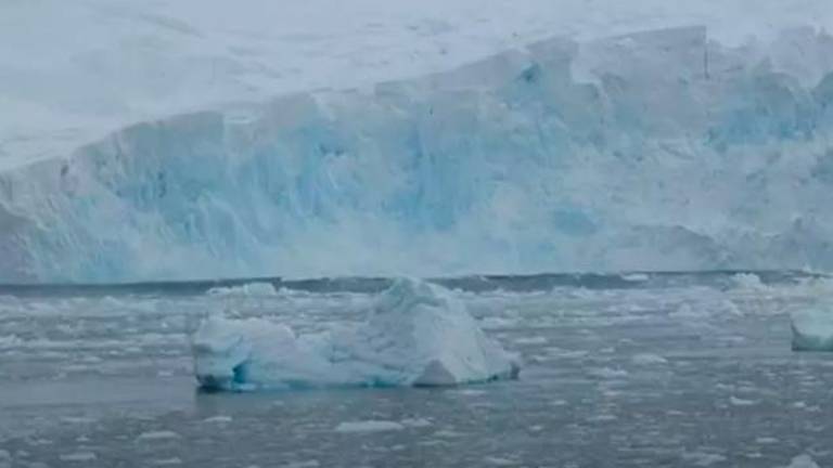 Se rompe un iceberg y provoca un tsunami submarino Se rompe un iceberg y provoca un tsunami submarino