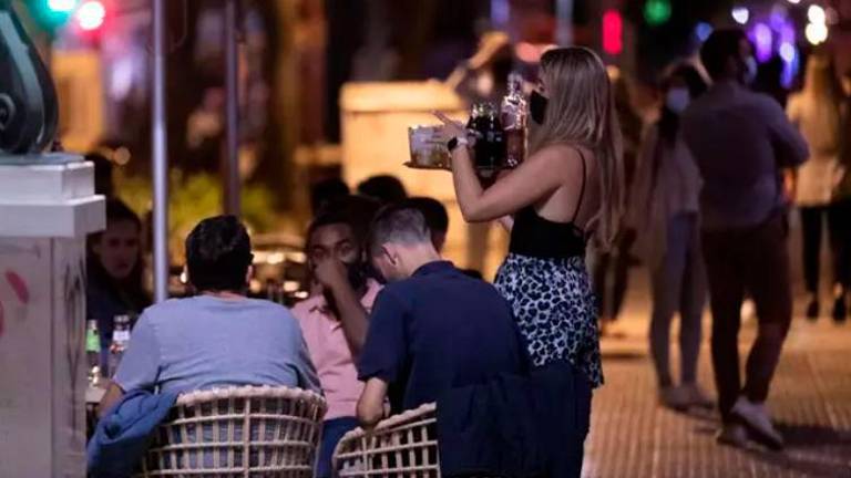 Andalucía reduce desde este jueves los aforos en bares y ocio nocturno para frenar los contagios Andalucía reduce desde este jueves los aforos en bares y ocio nocturno para frenar los contagios
