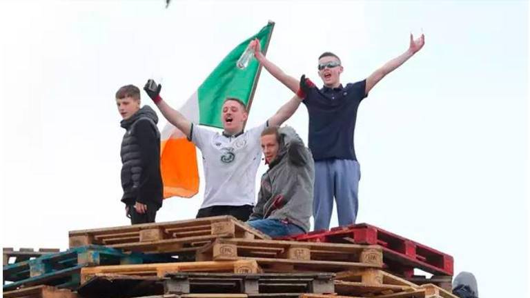 La tercera noche de violencia en Irlanda del Norte deja policías heridos por bombas de gasolina y ladrillos La tercera noche de violencia en Irlanda del Norte deja policías heridos por bombas de gasolina y ladrillos