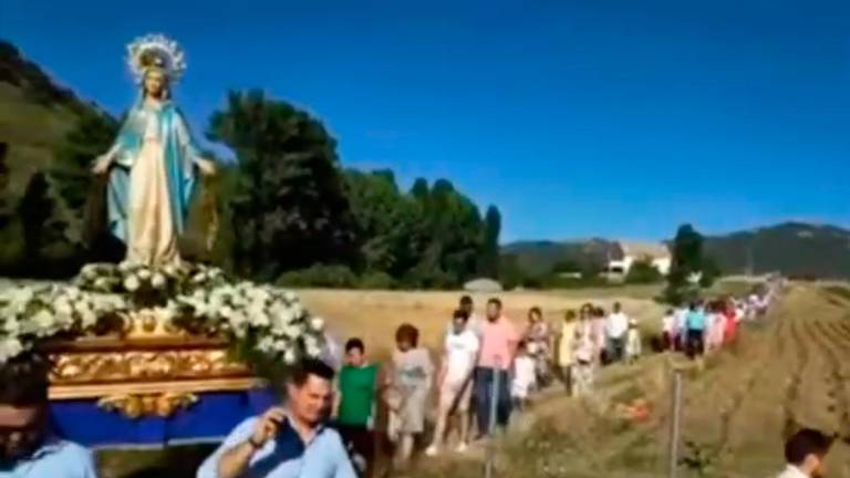 La bandera azul de la Milagrosa flamea en La Matea La bandera azul de la Milagrosa flamea en La Matea