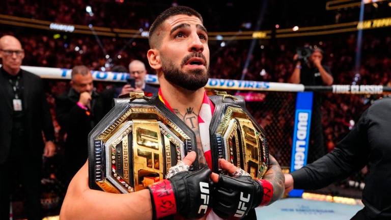 Topuria noquea a Oliveira y logra su segundo cinturón de la UFC Topuria noquea a Oliveira y logra su segundo cinturón de la UFC