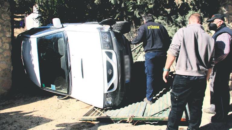 Extraño vuelco de un automóvil en el interior de una propiedad Extraño vuelco de un automóvil en el interior de una propiedad