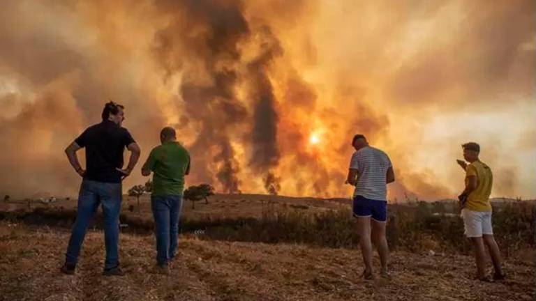 Unos 200 efectivos siguen luchando contra el incendio de Almonaster durante la noche Unos 200 efectivos siguen luchando contra el incendio de Almonaster durante la noche