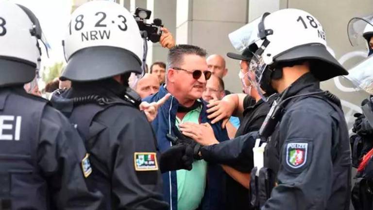 Al menos 300 detenidos en la manifestación contra las restricciones COVID en Alemania Al menos 300 detenidos en la manifestación contra las restricciones COVID en Alemania