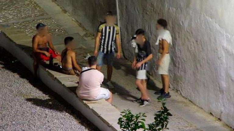 La venta y el consumo de alcohol y drogas impregnan los adoquines de la Judería La venta y el consumo de alcohol y drogas impregnan los adoquines de la Judería