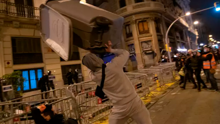 Nueva jornada de protestas por el rapero Pablo Hasél, con ocho detenidos en Barcelona Nueva jornada de protestas por el rapero Pablo Hasél, con ocho detenidos en Barcelona