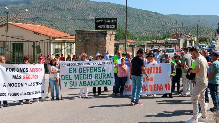 Los vecinos de Villacarrillo cortan la A-6204 en protesta por su mal estado