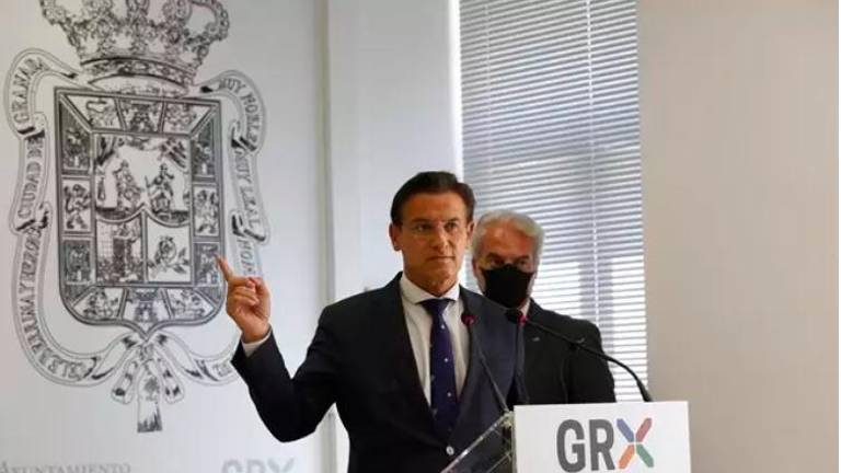 El alcalde de Granada no pretende gobernar la ciudad dos años con solo el apoyo de un edil más El alcalde de Granada no pretende gobernar la ciudad dos años con solo el apoyo de un edil más