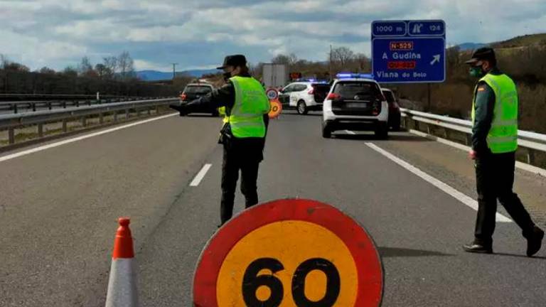 Juristas avisan de que con el fin del estado de alarma se acaba el cierre de fronteras entre CCAA y el toque de queda Juristas avisan de que con el fin del estado de alarma se acaba el cierre de fronteras entre CCAA y el toque de queda
