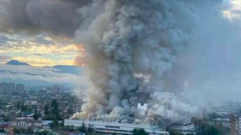Declarado un enorme incendio en un hospital de Santiago de Chile