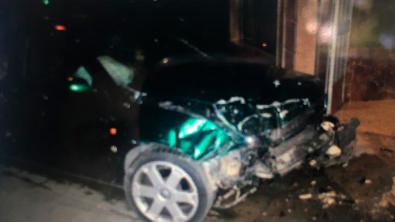 Destrozos en dos coches y un portal por un aparatoso choque Destrozos en dos coches y un portal por un aparatoso choque