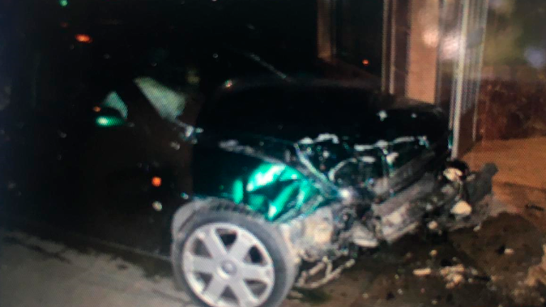 Destrozos en dos coches y un portal por un aparatoso choque