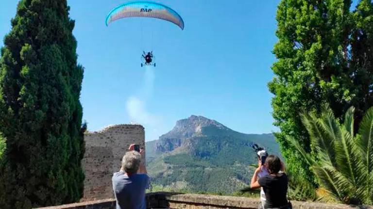 El XXI Festival Internacional del Aire reúne desde hoy a 400 pilotos en la Sierra de Segura El XXI Festival Internacional del Aire reúne desde hoy a 400 pilotos en la Sierra de Segura