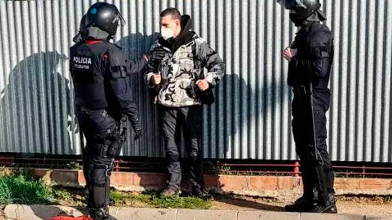 Los Mossos disuelven la concentración que cortaba la AP-7 a la altura de Girona Los Mossos disuelven la concentración que cortaba la AP-7 a la altura de Girona