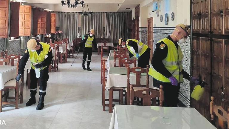 Los militares desinfectan la residencia de ancianos Los militares desinfectan la residencia de ancianos