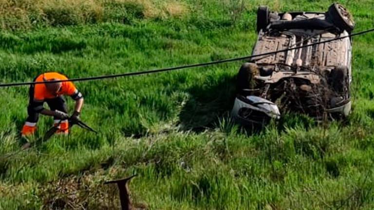 Un herido leve al volcar un coche en La Carolina Un herido leve al volcar un coche en La Carolina