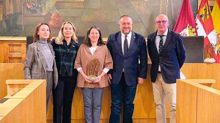 León premia la incansable investigación de una pozeña León premia la incansable investigación de una pozeña