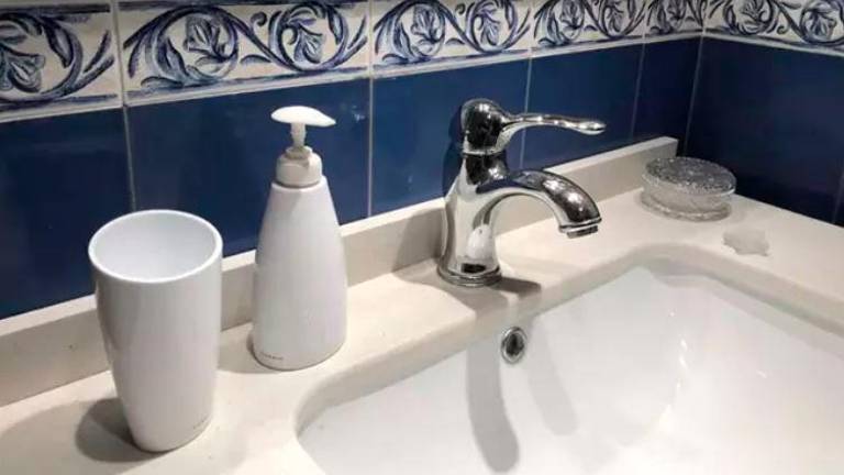 Ermita Nueva lleva 41 días sin poder consumir agua del grifo por superarse los niveles de fluoruro Ermita Nueva lleva 41 días sin poder consumir agua del grifo por superarse los niveles de fluoruro