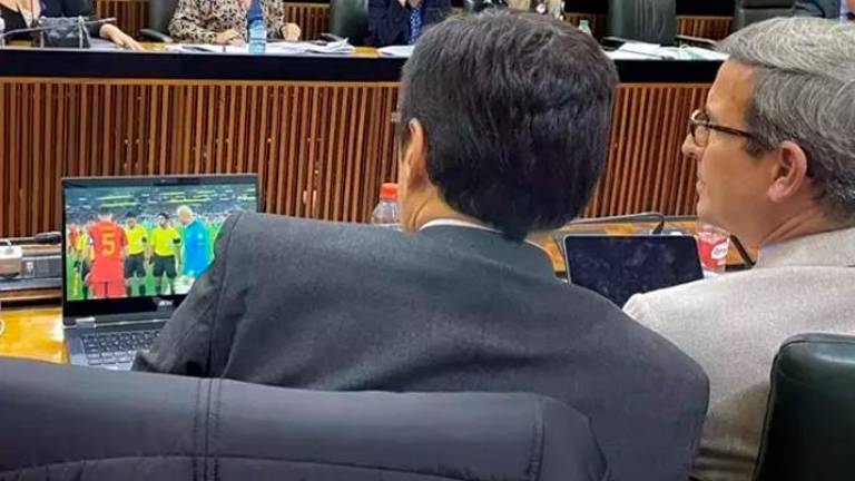 Aguirre minimiza que dos consejeros viesen el partido de España desde el escaño Aguirre minimiza que dos consejeros viesen el partido de España desde el escaño