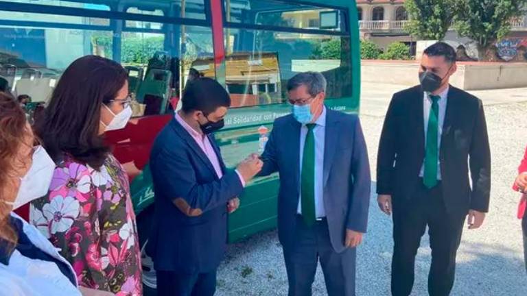 Reyes participa en la entrega de un autobús solidario donado por Famsi para una escuela en Cuba Reyes participa en la entrega de un autobús solidario donado por Famsi para una escuela en Cuba