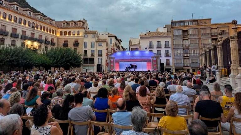 Una abarrotada Plaza de Santa María disfruta de la inauguración del Festival de Otoño Una abarrotada Plaza de Santa María disfruta de la inauguración del Festival de Otoño