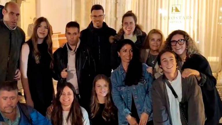 Las inesperadas imágenes de la Princesa Leonor con unos admiradores Las inesperadas imágenes de la Princesa Leonor con unos admiradores