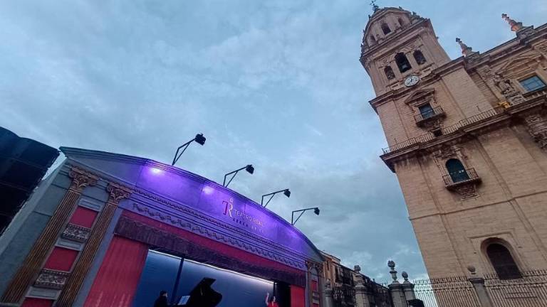 Una abarrotada Plaza de Santa María disfruta de la inauguración del Festival de Otoño Una abarrotada Plaza de Santa María disfruta de la inauguración del Festival de Otoño