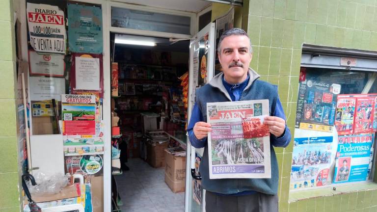 Blas Bailén León, con su ejemplar del periódico y la estampa. / Fotografías de Álex Gómez / Diario JAÉN. 