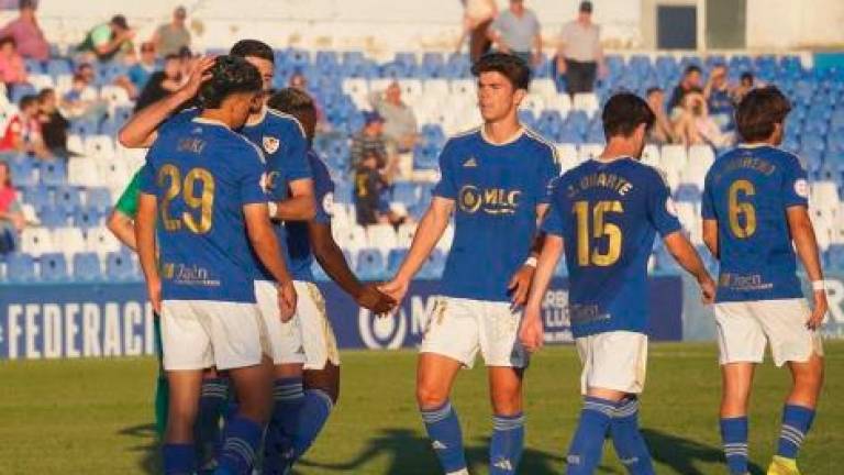 Los jugadores del Linares Deportivo abrazan a Zaki, autor del 1-0. / Linares Deportivo.
