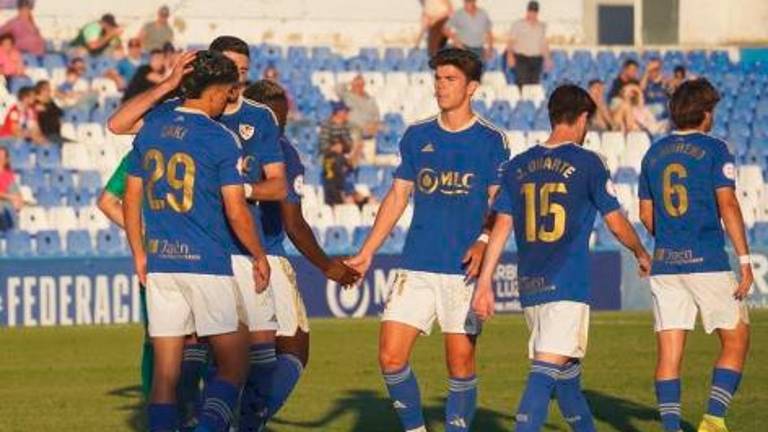 Los jugadores del Linares Deportivo abrazan a Zaki, autor del 1-0. / Linares Deportivo.