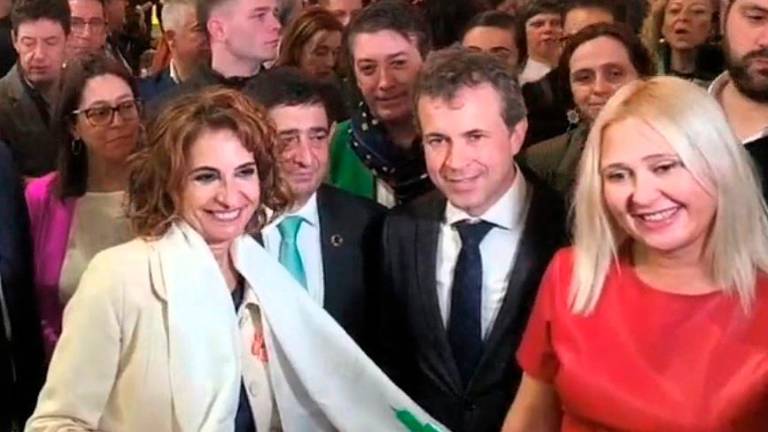 ¿Qué regalo le dio María Espejo a María Jesús Montero en Fitur? ¿Qué regalo le dio María Espejo a María Jesús Montero en Fitur?