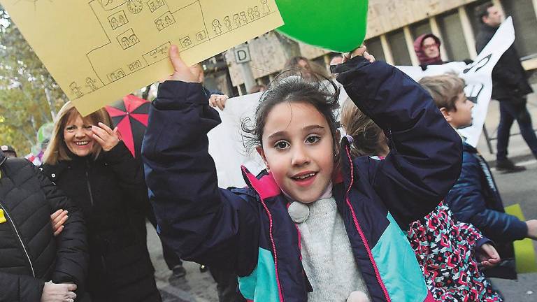 Cientos de padres piden que el comedor vuelva ya al cole Cientos de padres piden que el comedor vuelva ya al cole