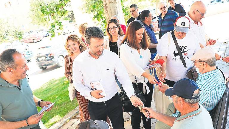 Candidatos y cargos jiennenses explican sus programas en la calle Candidatos y cargos jiennenses explican sus programas en la calle