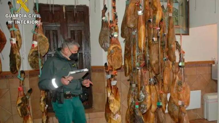 Intervenidos más de 600 jamones valorados en casi 95.000 euros en Huelva Intervenidos más de 600 jamones valorados en casi 95.000 euros en Huelva