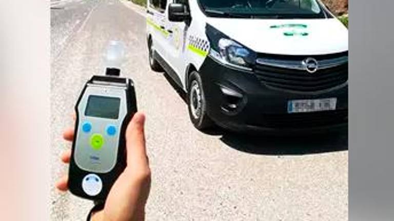 La Policía Local colabora con la DGT para controlar el consumo de alcohol y drogas al volante La Policía Local colabora con la DGT para controlar el consumo de alcohol y drogas al volante