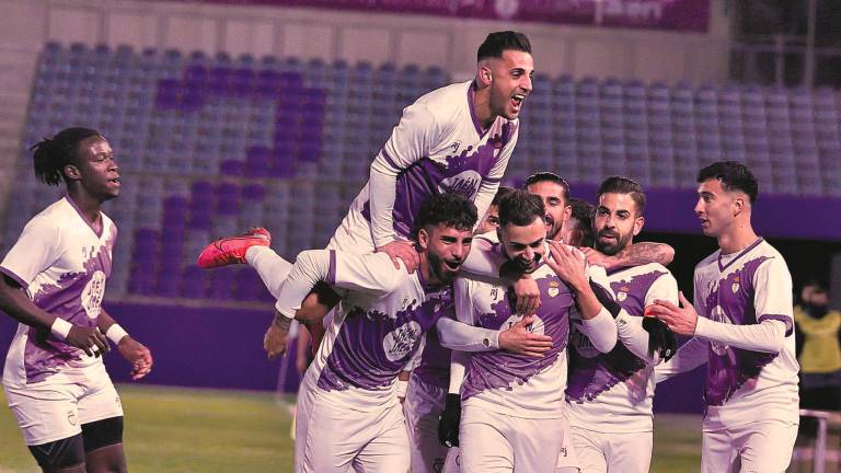 El Real Jaén se lleva tres puntos de mucho peso ante el Huétor Vega (2-1) El Real Jaén se lleva tres puntos de mucho peso ante el Huétor Vega (2-1)