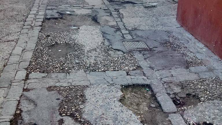 Socavones que causan daños y accidentes en la calle San Rufino de Jaén Socavones que causan daños y accidentes en la calle San Rufino de Jaén
