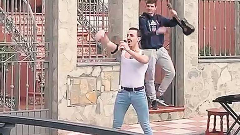 Sancionado en Mancha Real por imitar a Freddie Mercury Sancionado en Mancha Real por imitar a Freddie Mercury