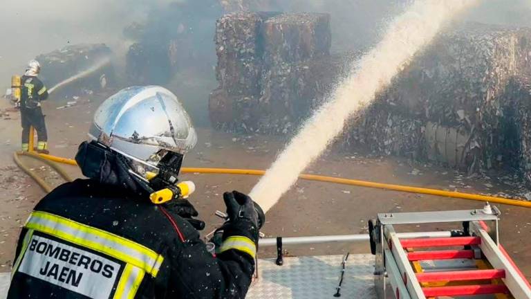 Controlado el incendio registrado en la papelera de Mengíbar Controlado el incendio registrado en la papelera de Mengíbar