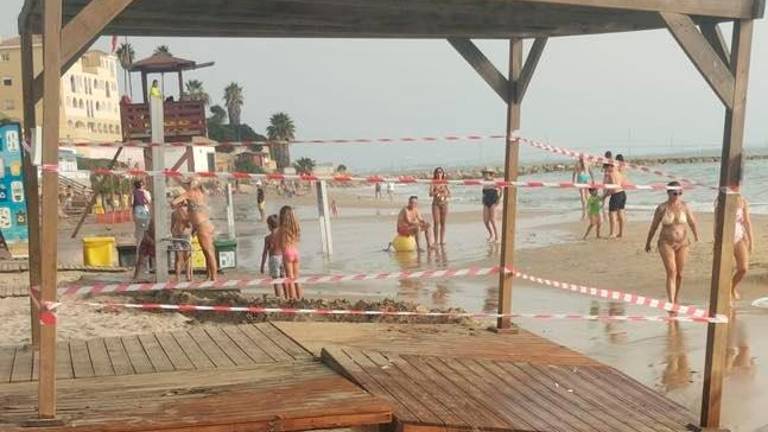 El fuerte oleaje en Cádiz destroza pasarelas de las playas y provoca más de 15 rescates El fuerte oleaje en Cádiz destroza pasarelas de las playas y provoca más de 15 rescates