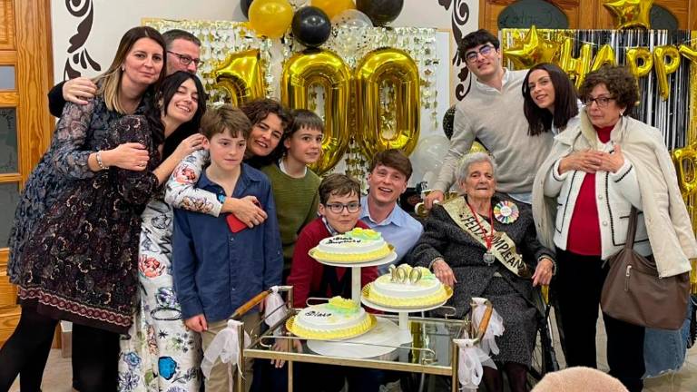 Blasa Martín cumple un siglo de vida rodeada de su gente en La Carolina Blasa Martín cumple un siglo de vida rodeada de su gente en La Carolina